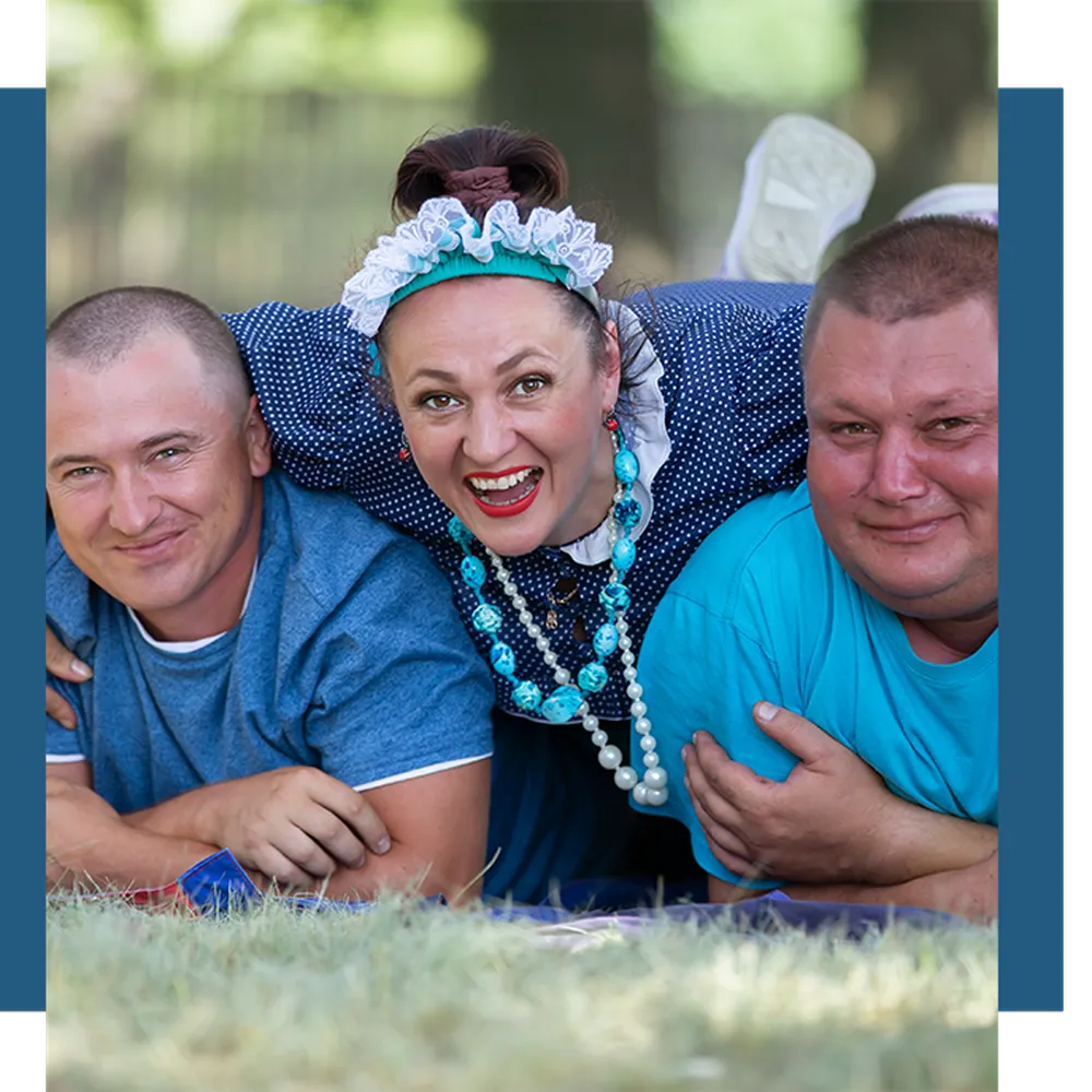 Woman laughing with two potential sperm donors